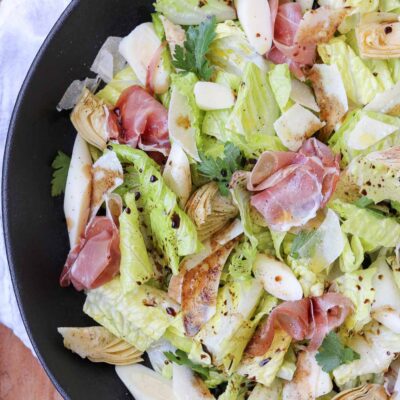 hearts salad with prosciutto in bowl