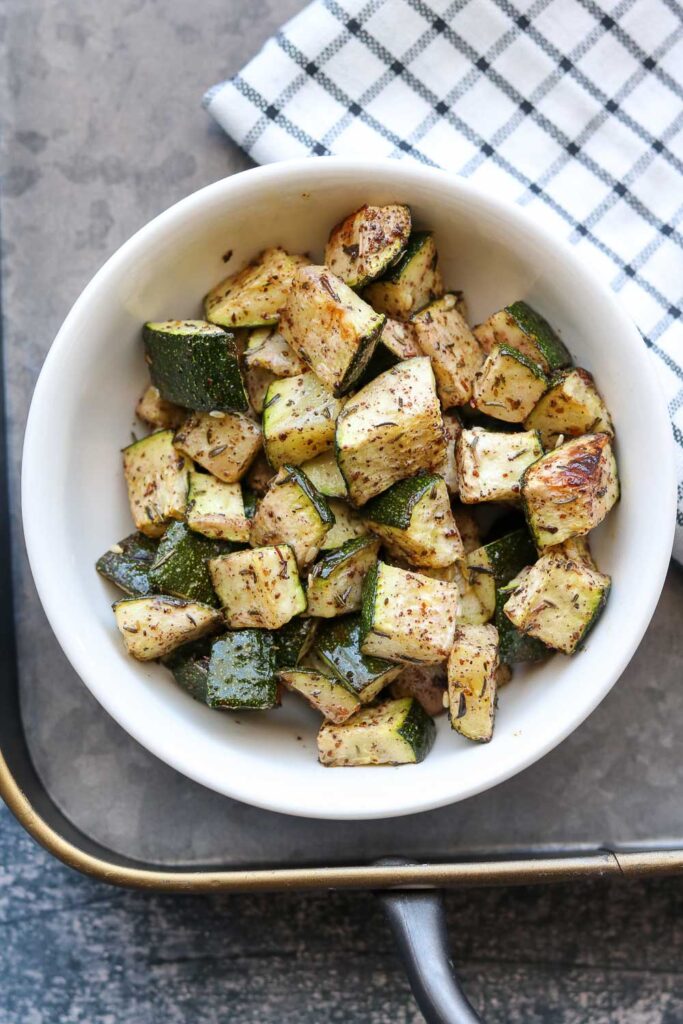 za'atar zucchini in plate on try with napkin