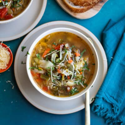10 vegetable soup with napkin in bowls