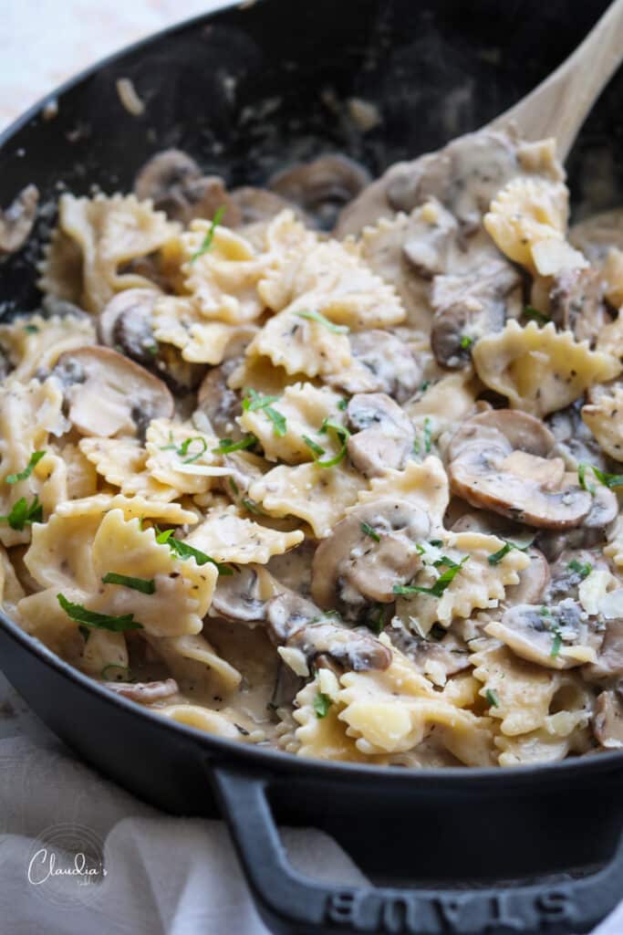close up of creamy mushroom pasta 